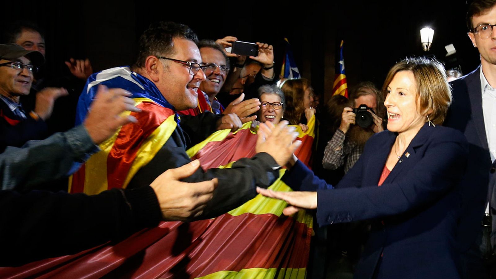 Concentración de apoyo a Carme Forcadell ante las puertas del Parlament