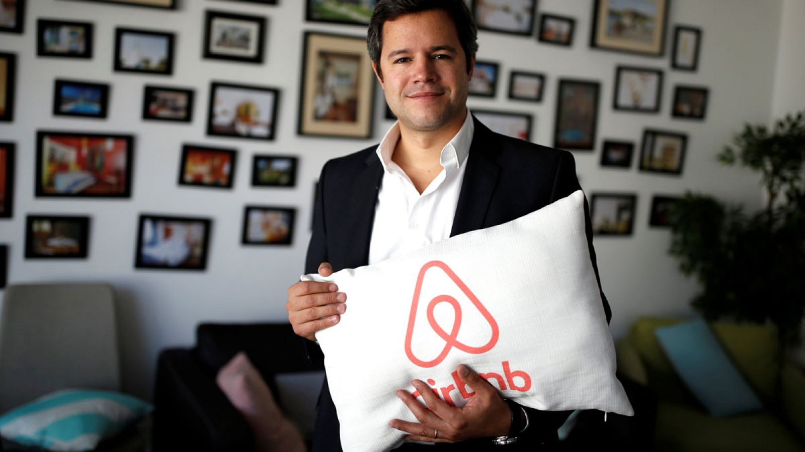 Directivo de la empresa Airbnb en su sede de París
