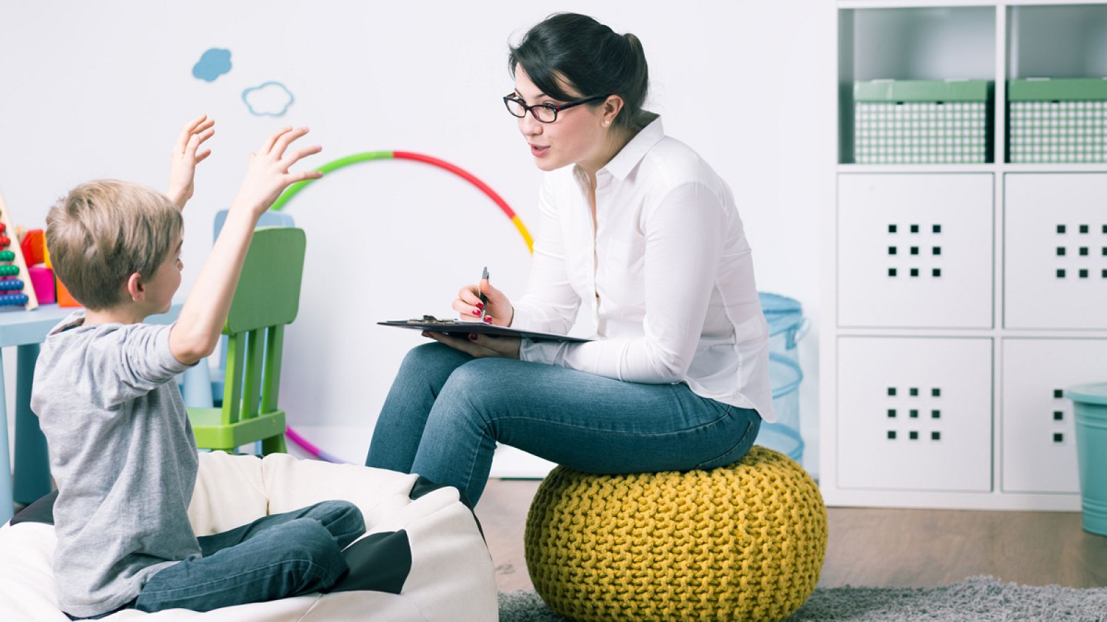 Hasta los cuatro años, es habitual que los niños no tengan una fluidez del habla total y cometan errores.