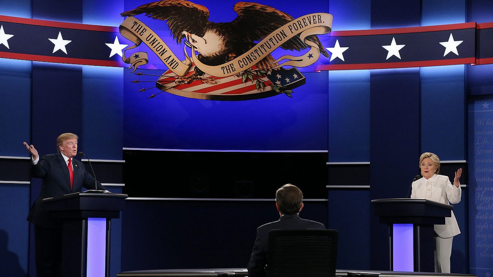 Los candidatos a la Presidencia de EEUU por el partido Republicano Donald Trump (i) y por el partido Demócrata Hillary Clinton (d) participan en el tercer y último debate televisado