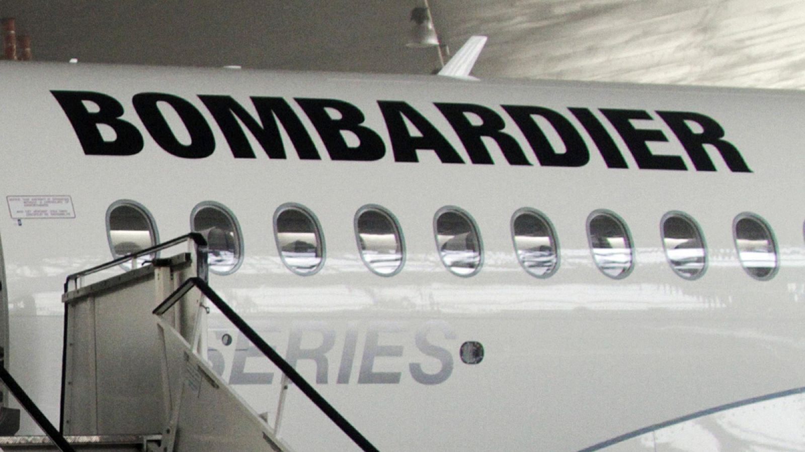 Un avión Bombardier CSeries CS100 en un hangar durante un salón aeronáutico en el aeropuerto internacional de Riga, Letonia