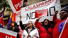 Varios centenares de personas se concentran ante la sede del PSOE al grito de "no es no"