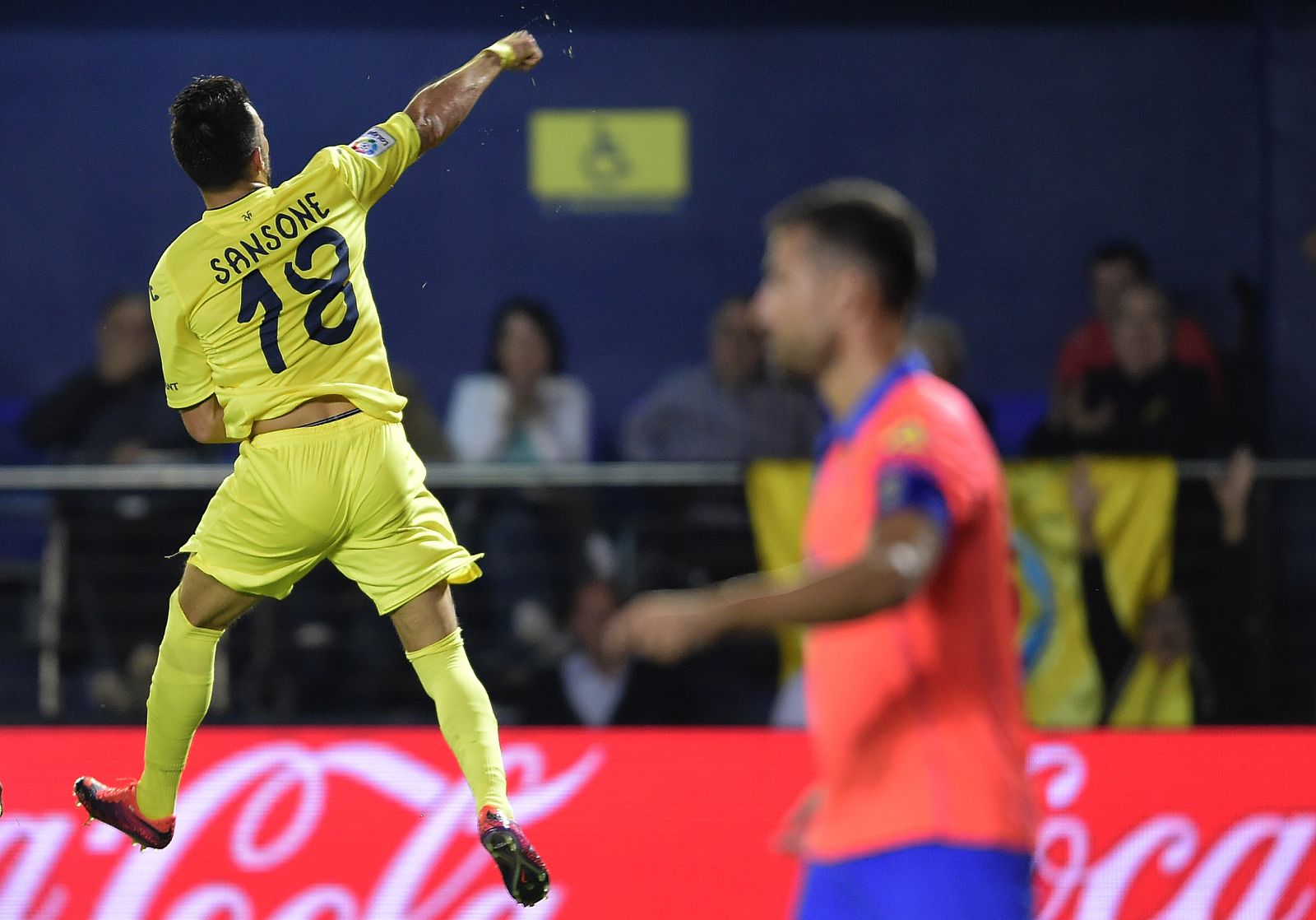 El italiano Nicola Sansone celebra el primer gol de su equipo contra Las Palmas.