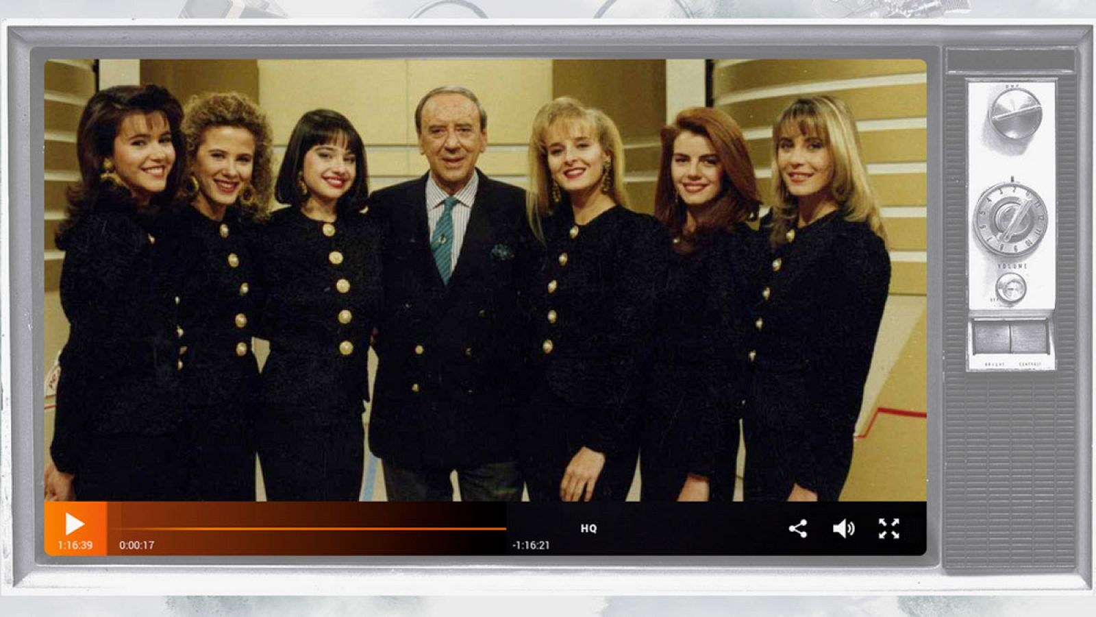 Joaquín Prat rodeado de las azafatas de 'El precio justo'