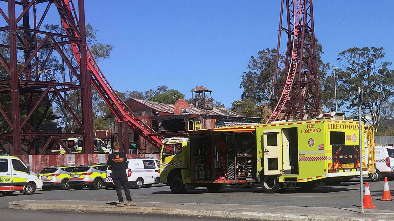 Servicios de emergencia desplegados en el parque de atracciones Dreamworld en Coomera, Gold Coast, Queensland (Australia)
