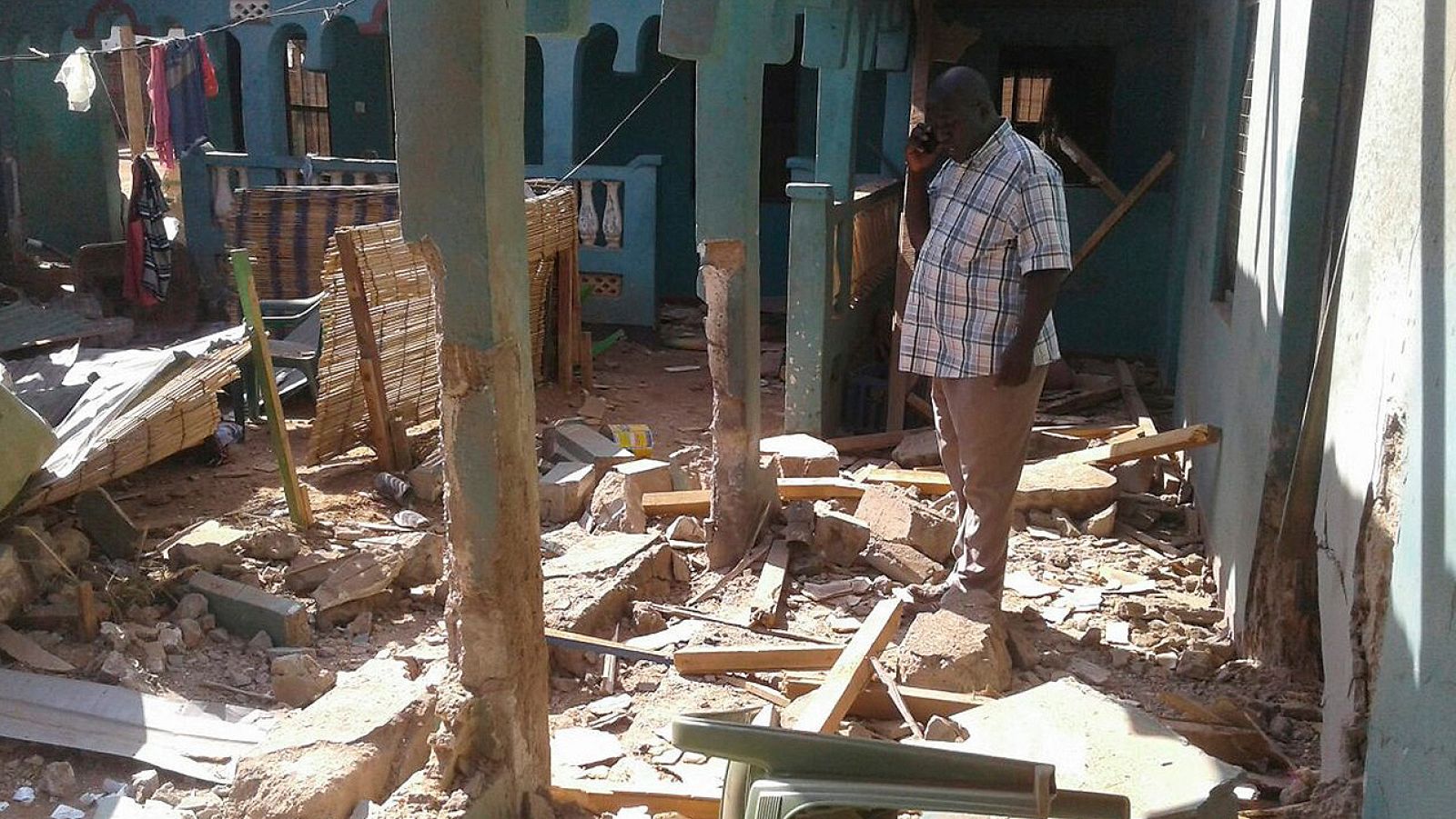 La policía inspecciona el hostal Bishaaro donde se ha producido un ataque por supuestos militantes del grupo islámico somalí al-Shabab en Mandera (Kenia)