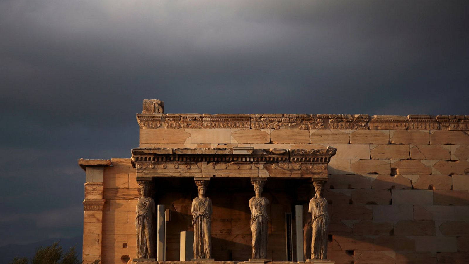 La Tribuna de las cariátides en el Erecteión de Atenas