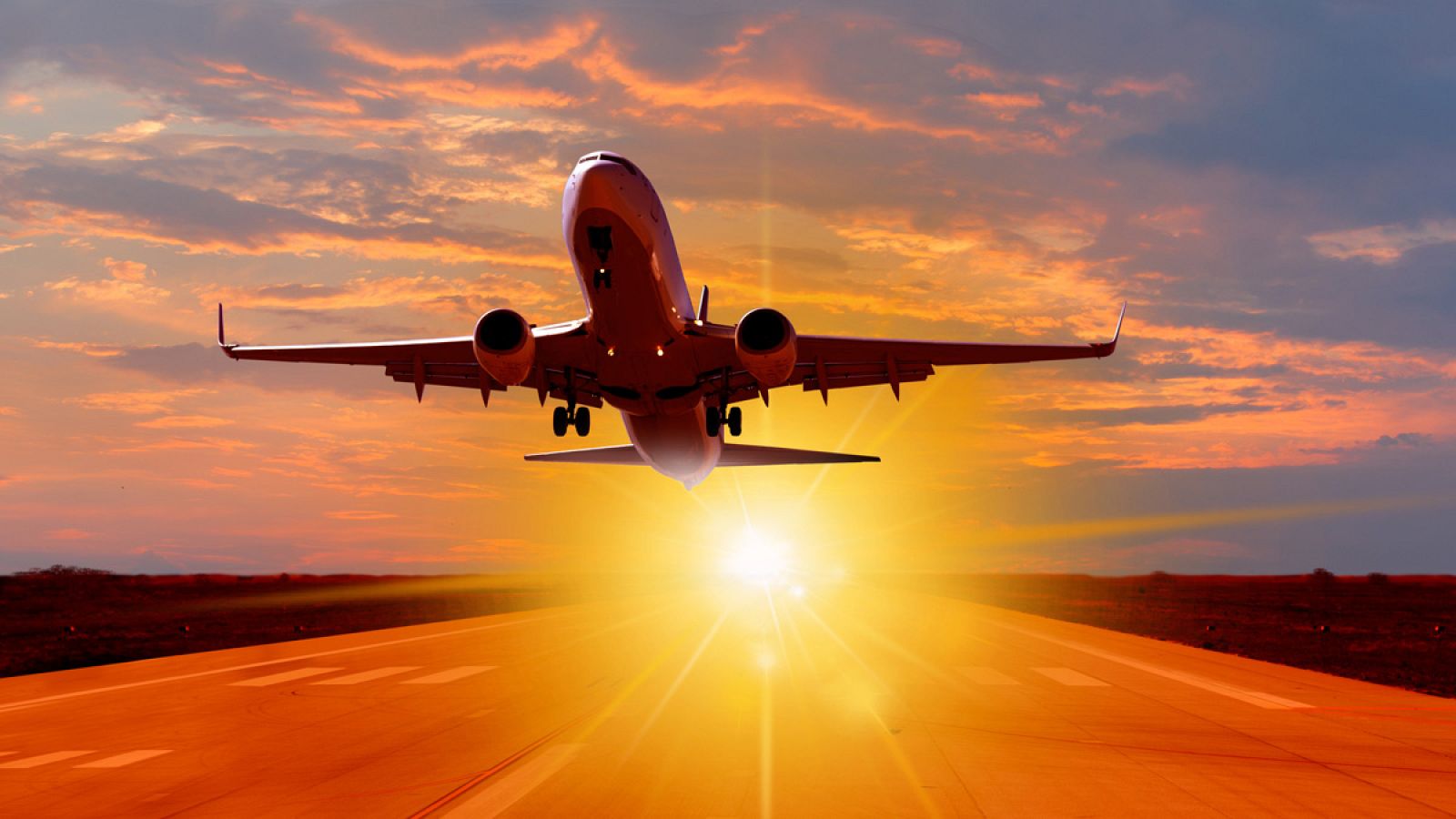 Un avión de pasajeros en el momento del despegue