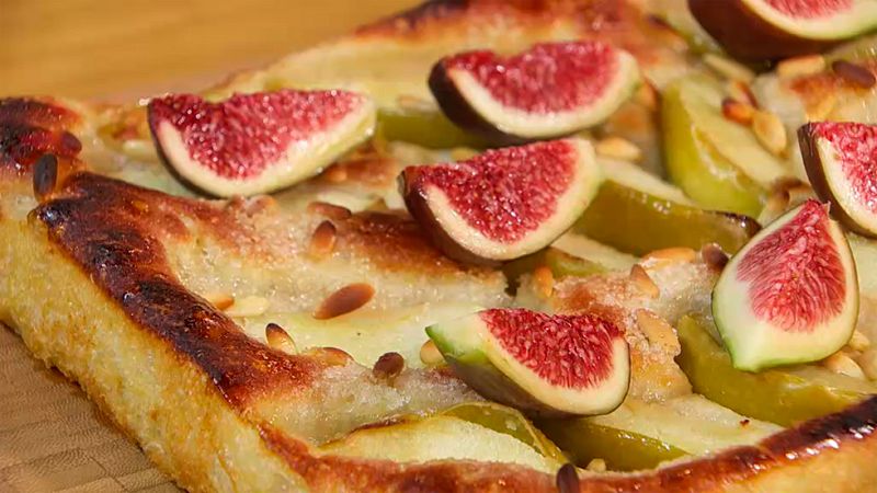 Receta de coca dulce de pi�ones, manzana e higos 