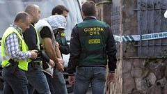 El asesino confeso del cuádruple crimen de Pioz pasa una hora en el chalet reconstruyendo los hechos