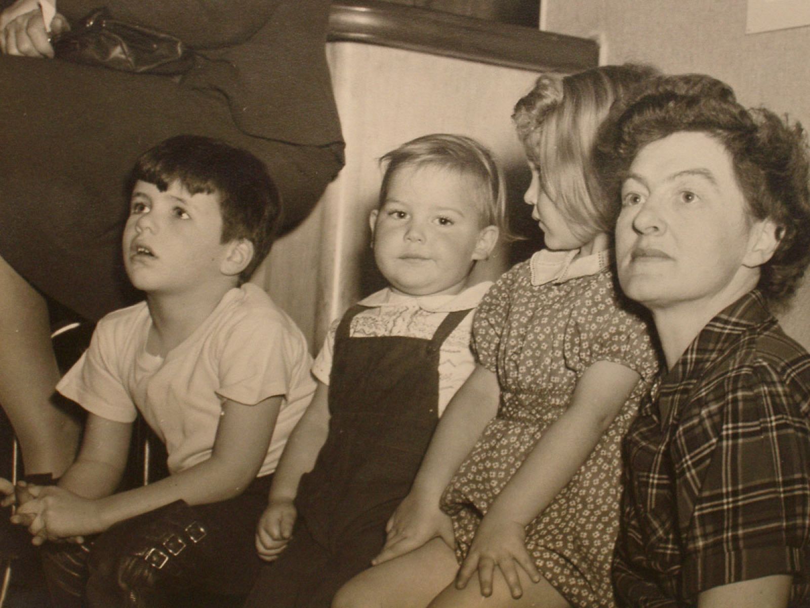 Pamela Travers junto a unos niños