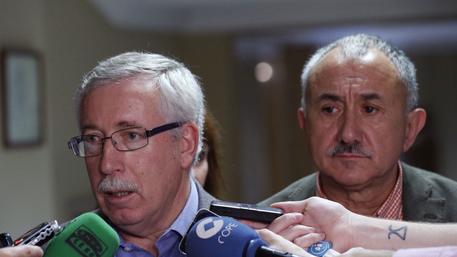 Los líderes de los sindicatos CC.OO. y UGT atienden a los medios