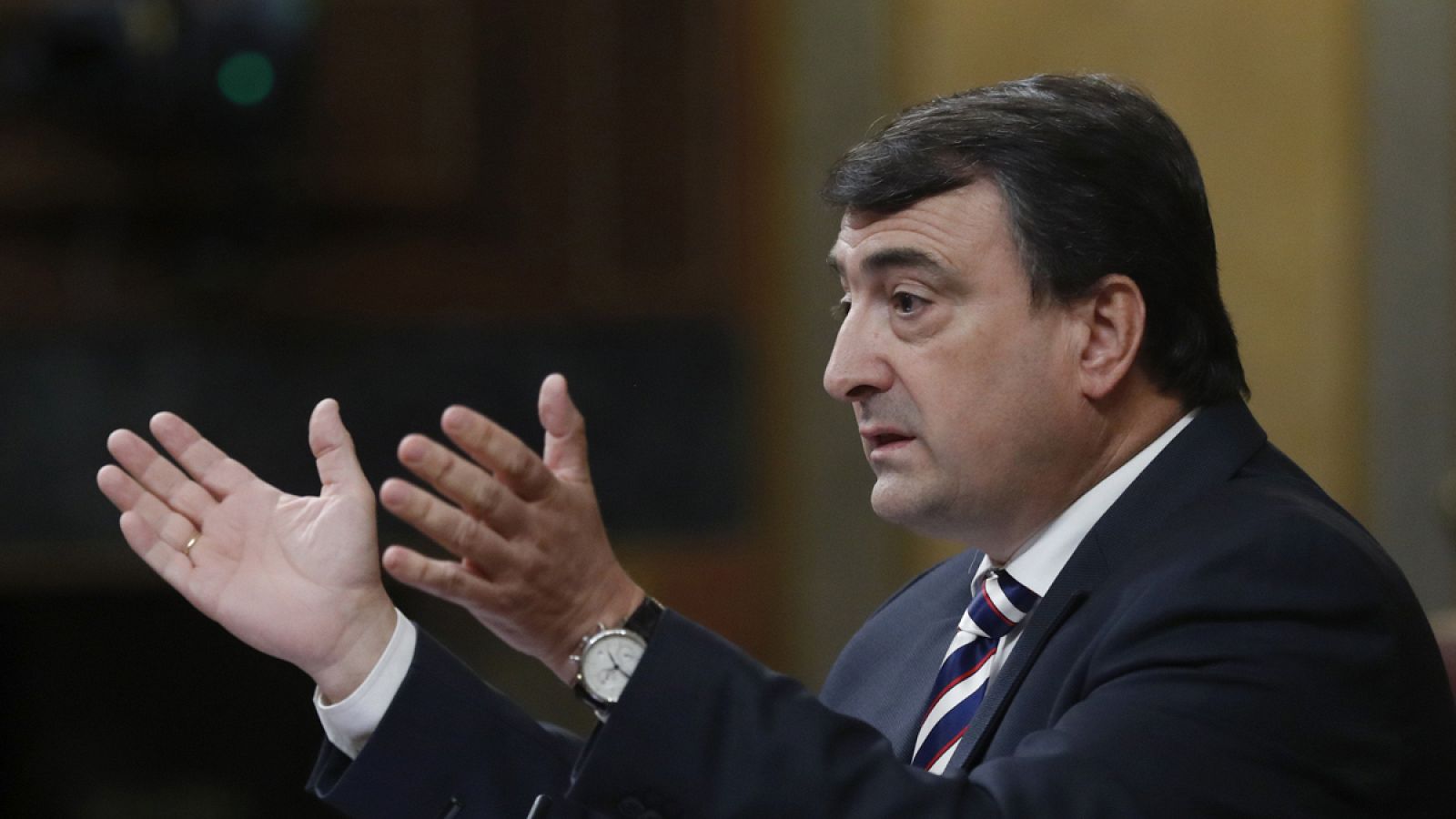 El portavoz parlamentario del PNV, Aitor Esteban, durante su intervención en el debate de investidura de Mariano Rajoy