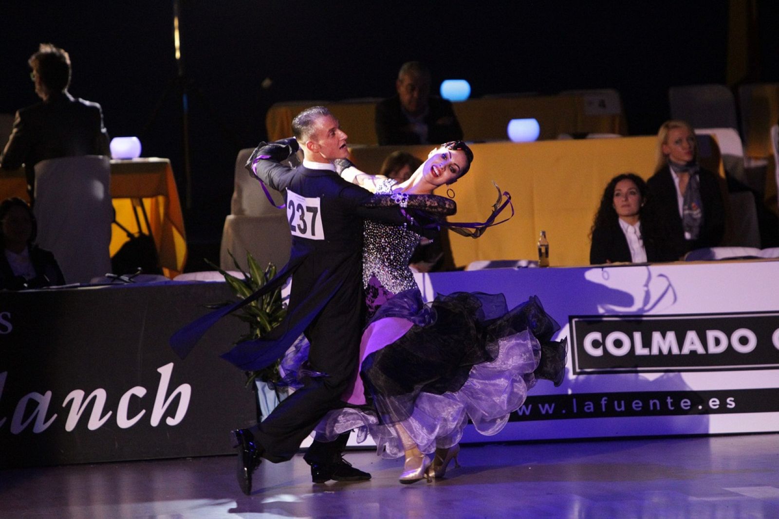 Una pareja lleva a cabo su coregrafía en un campeonato de baile deportivo.