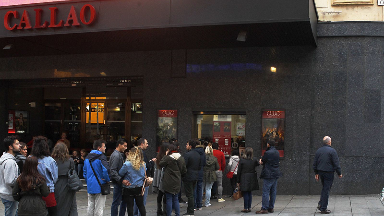 Cola en Madrid delante del cine Callao para la XI Fiesta del Cine.