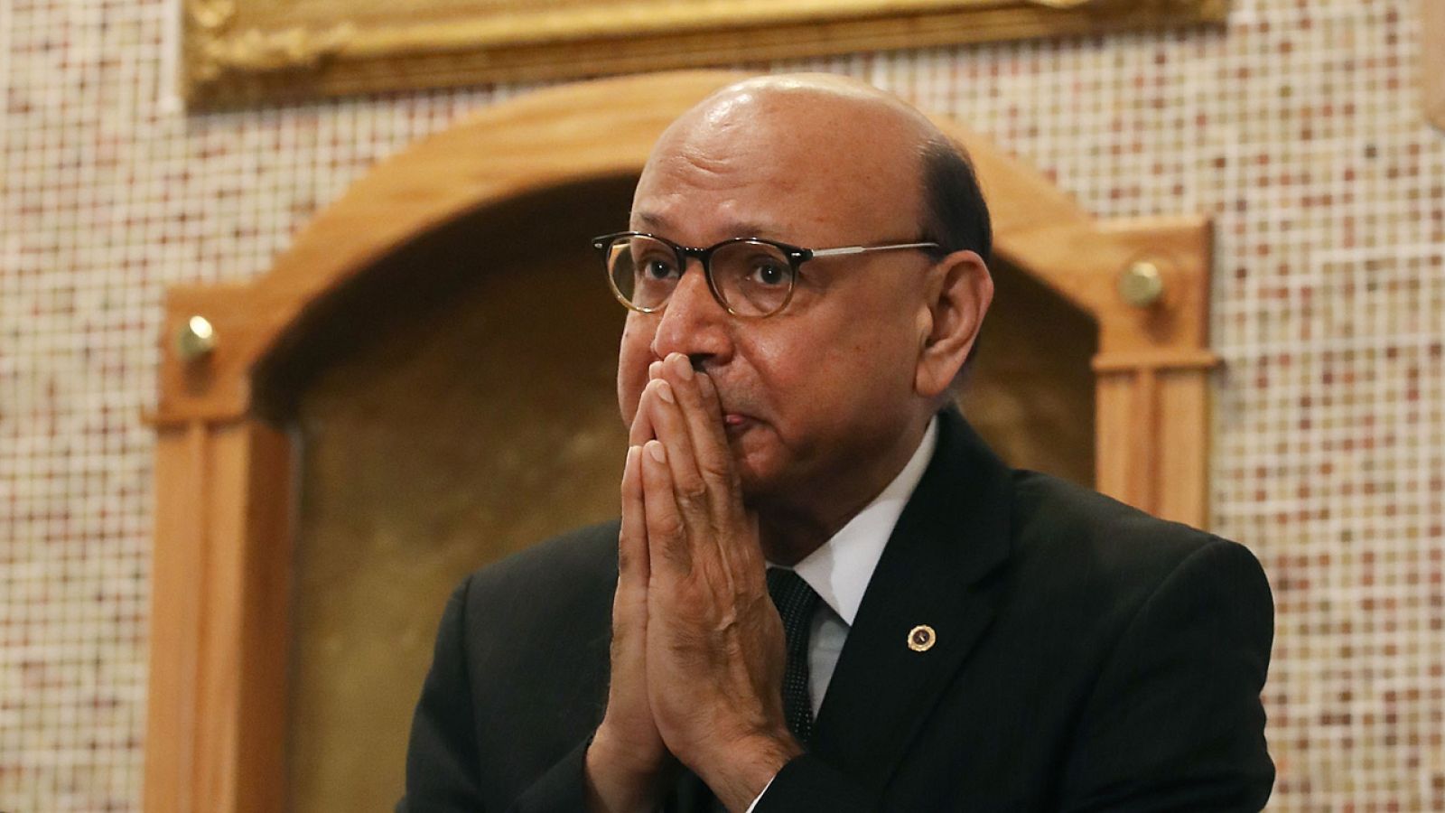 Khizr Khan habla militares veteranos musulmanes estadounidenses en un mitin a favor de Hillary Clinton en Norfolk, Virginia