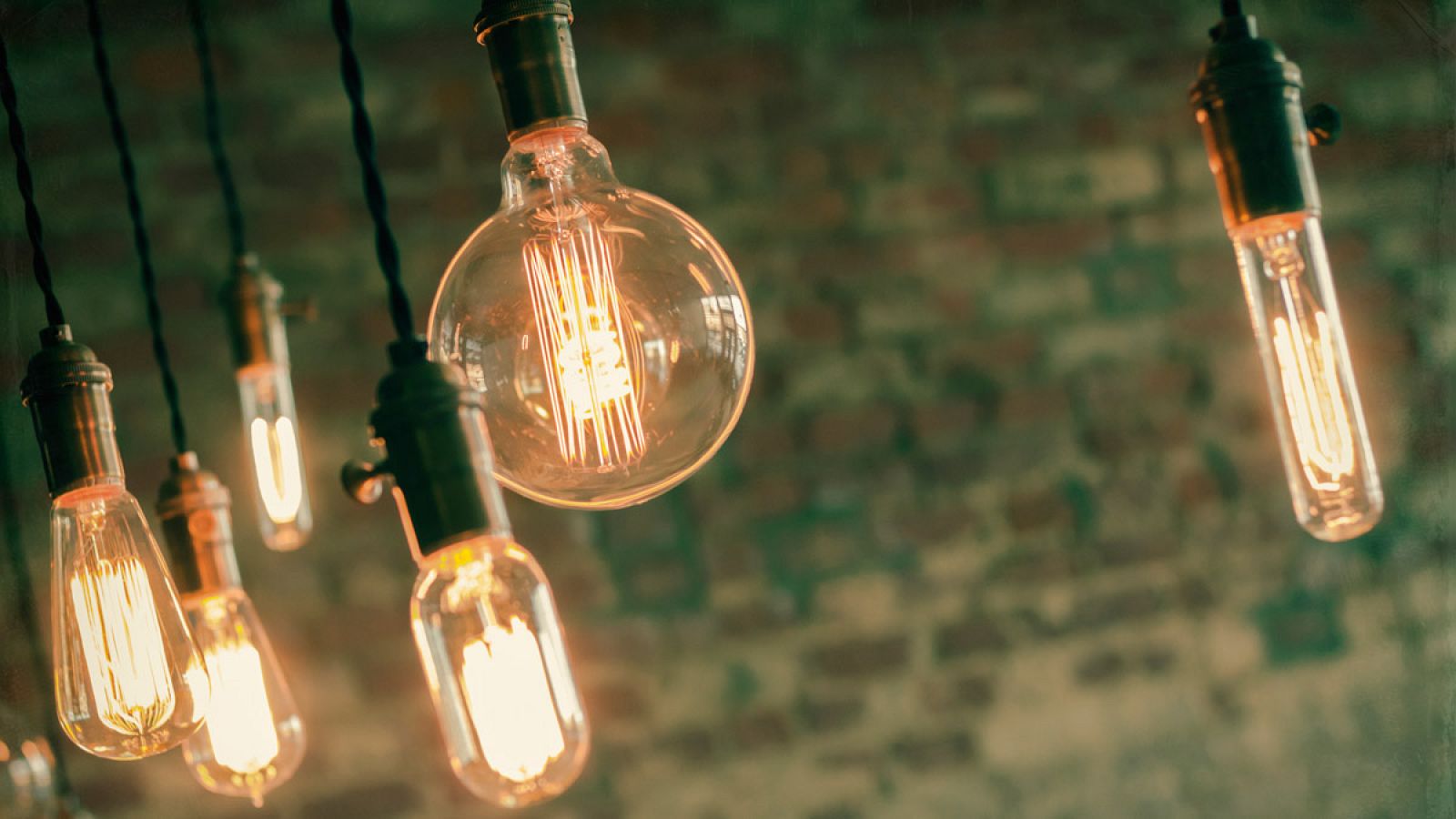 Varias bombillas encendidas
