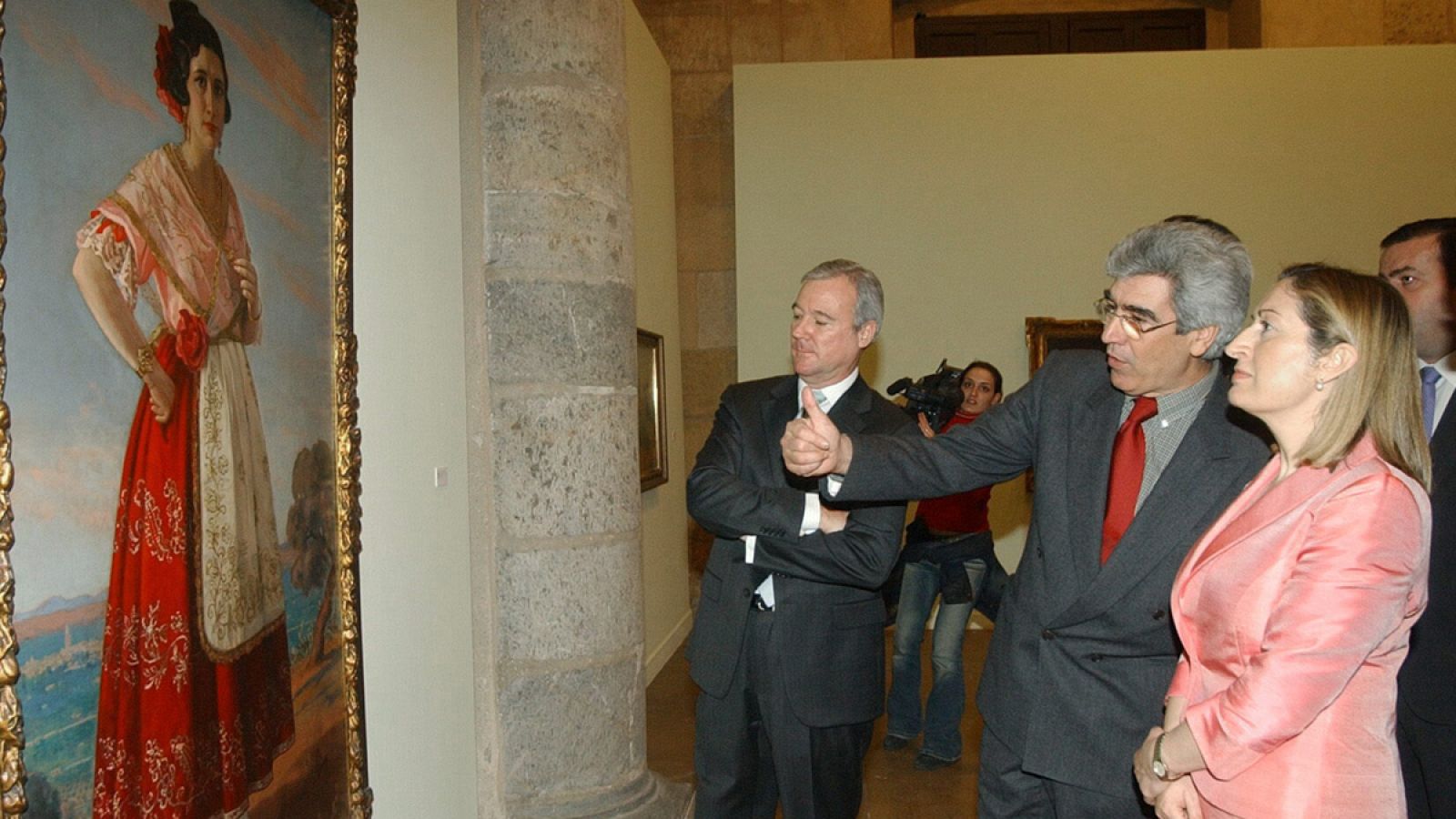 Imagen de 2004 de la entonces ministra de Sanidad, Ana Pastor, junto con el exdirector del Centro de Arte Palacio Almudí de Murcia, Martín Páez