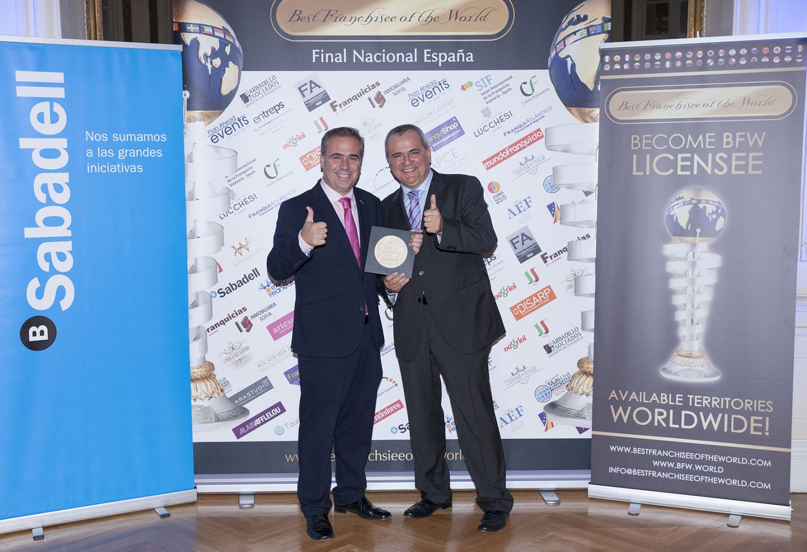 Luis Oliván y Juanma Romero con el premio a 'Emprende'