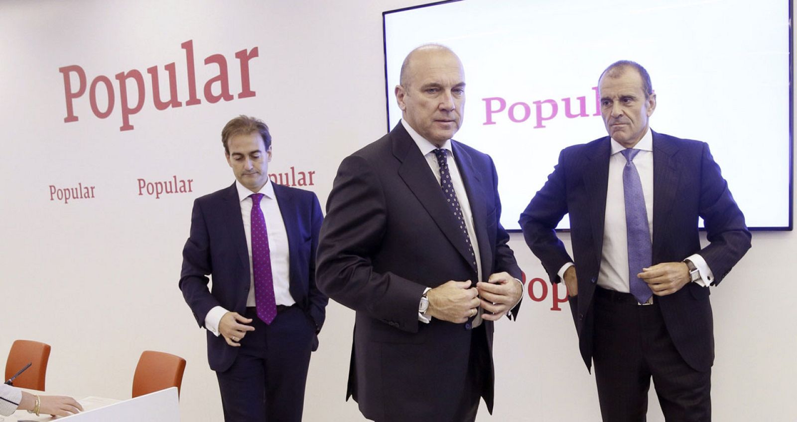 El consejero delegado del Banco Popular, Pedro Larena, junto al director financiero y el subdirector general de la entidad, Javier Moreno (i) y Carlos Balado (d).