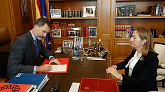 Pastor comunica la investidura de Rajoy al rey, que firma el nombramiento del presidente