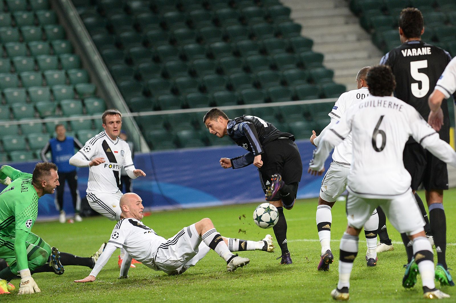 Cristiano remata sin fortuna ante el Legia