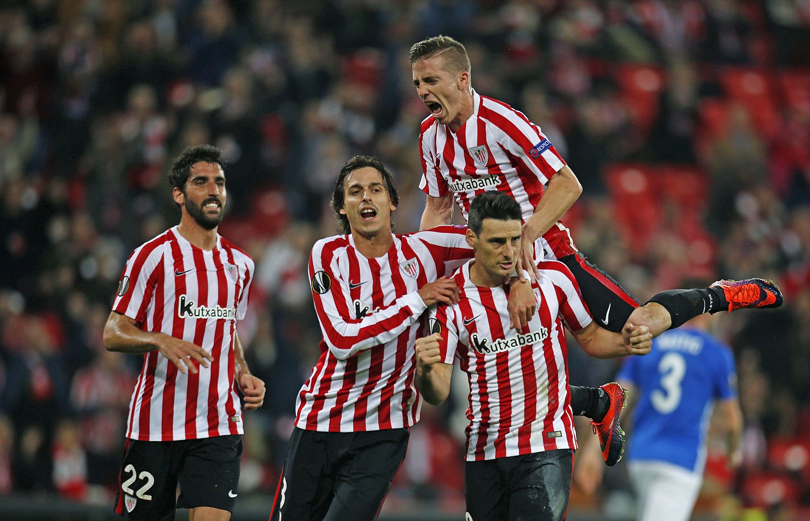 El delantero del Athletic Club de Bilbao Aritz Aduriz celebra con sus compañeros el segundo gol.