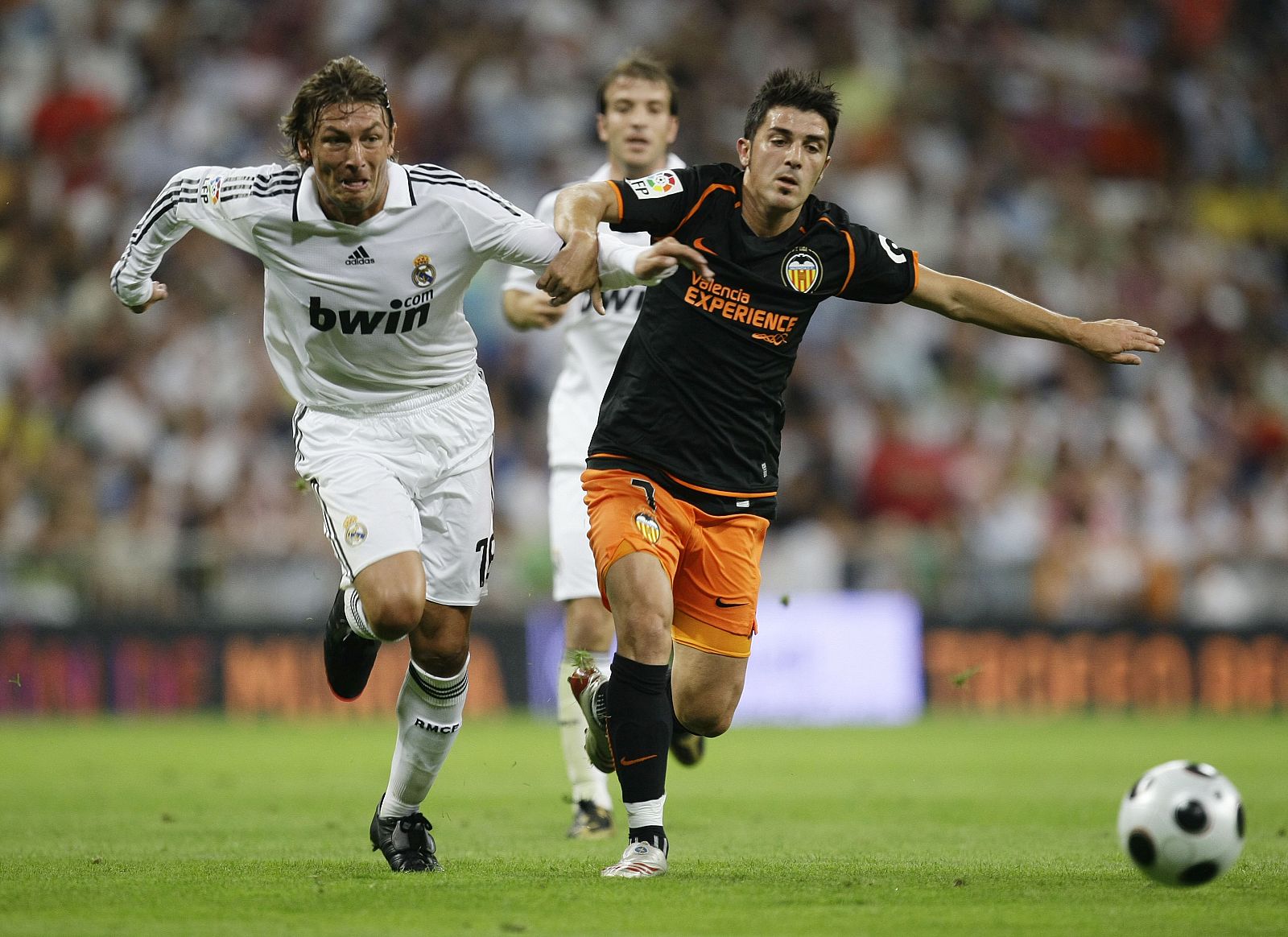 David Villa y Gabriel Heinze durante el partido de la Supercopa que se adjudicó el Real Madrid