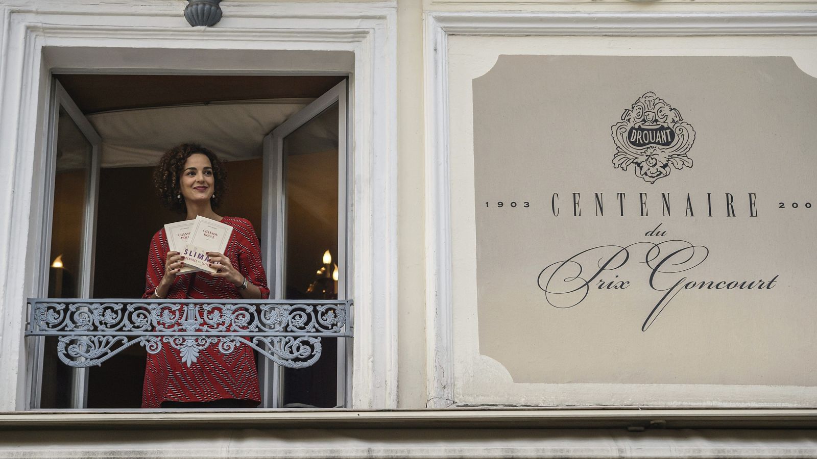 La escritora Leila Slimani posa con su libro 'Chanson douce' tras ganar el Premio Goncourt.