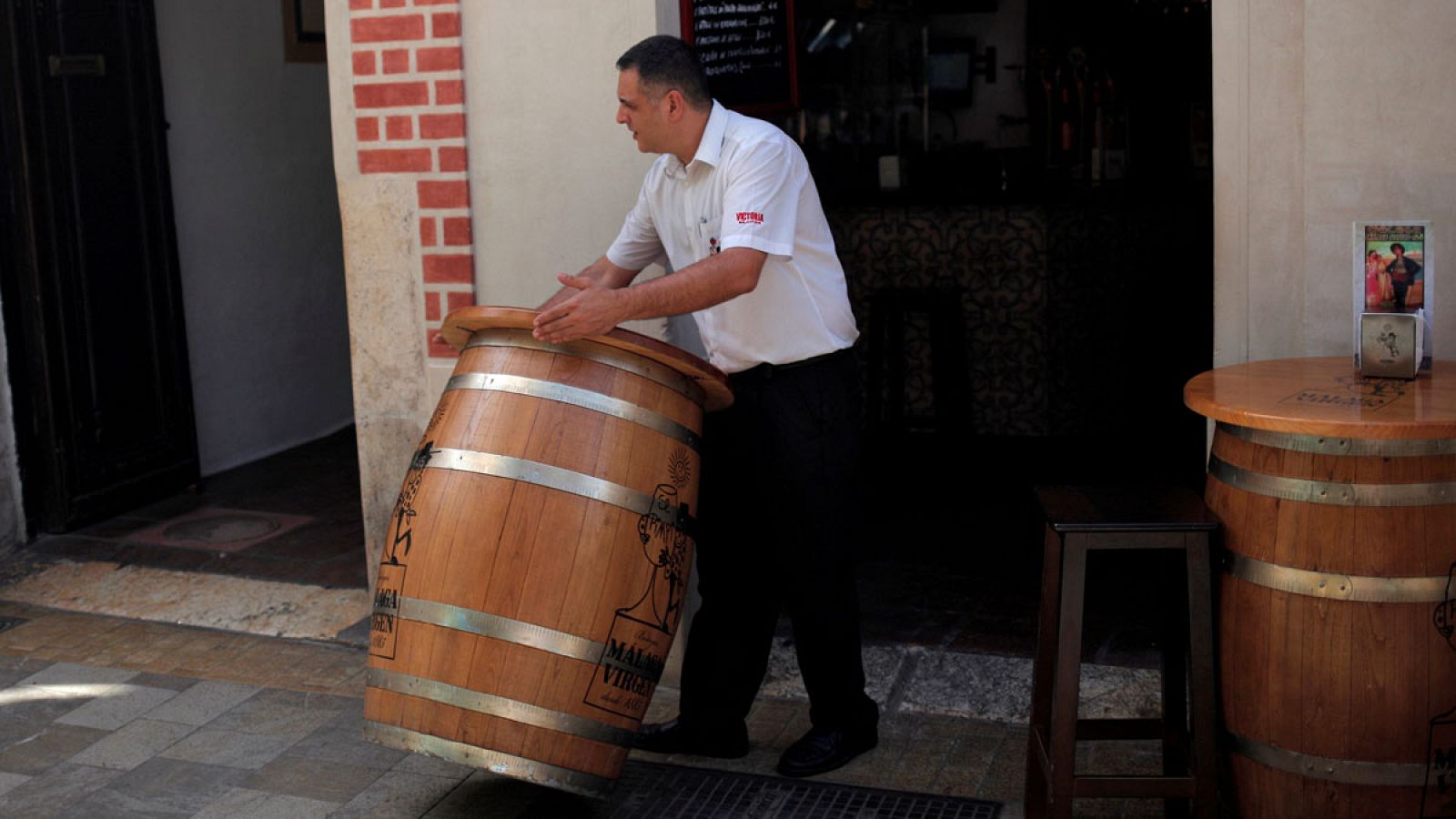 Imagen de archivo de un camarero en un restaurante de Málaga