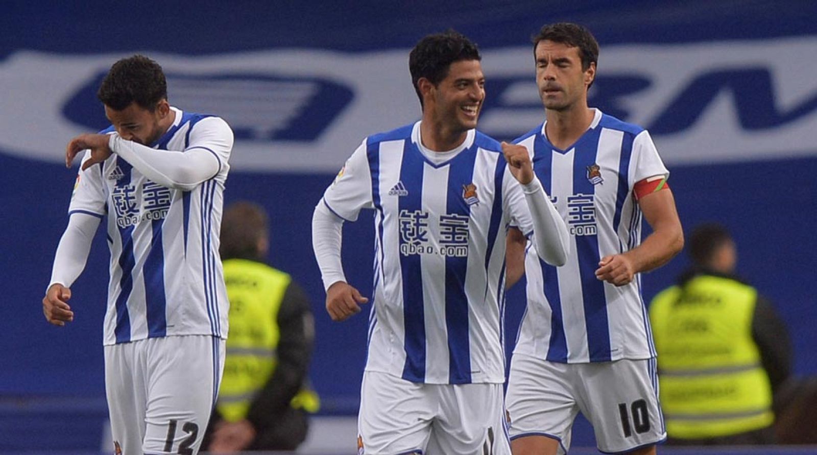 Carlos Vela celebra el primer gol de la Real