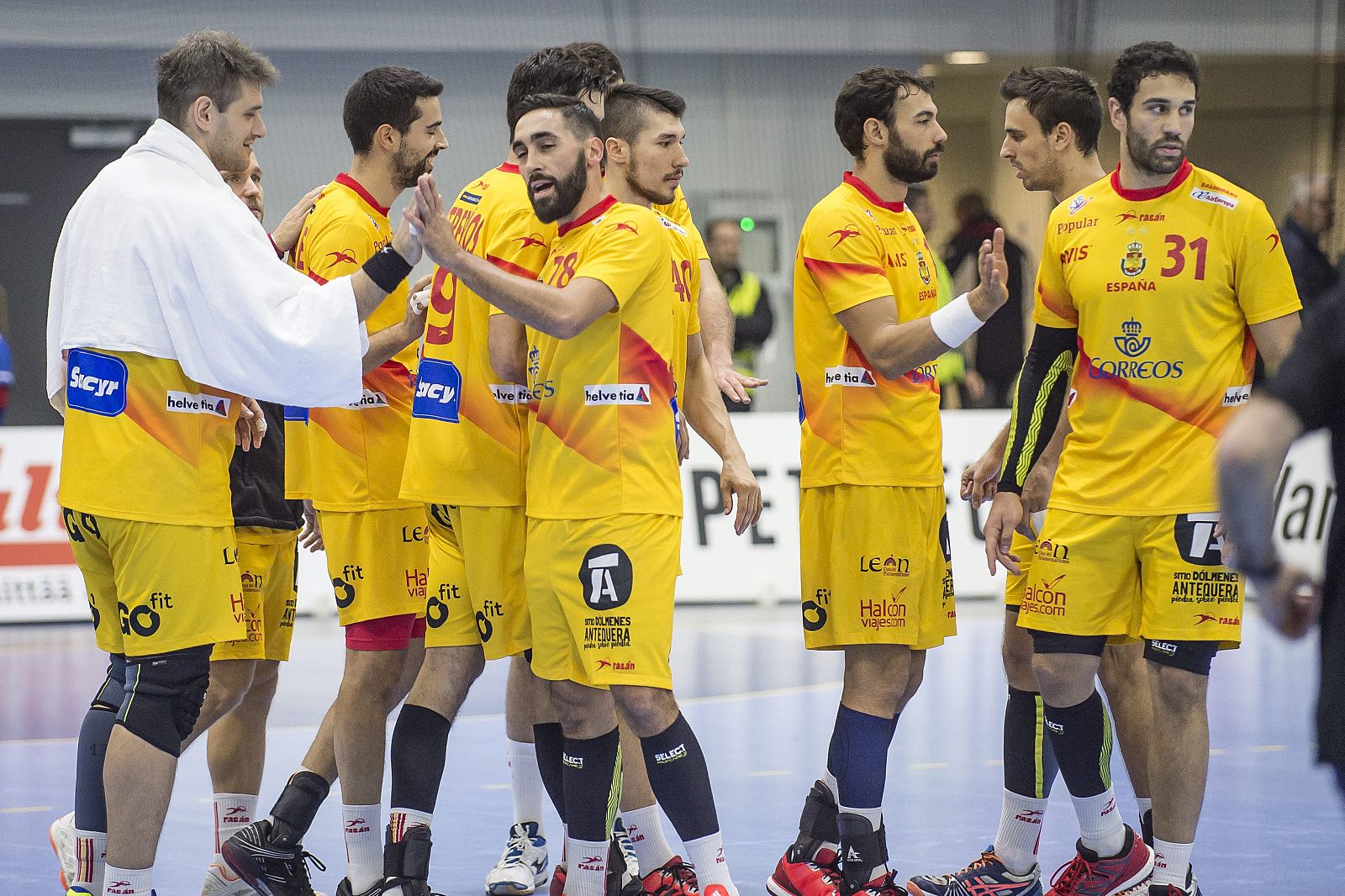Los 'hispanos' celebran la victoria ante Finlandia.