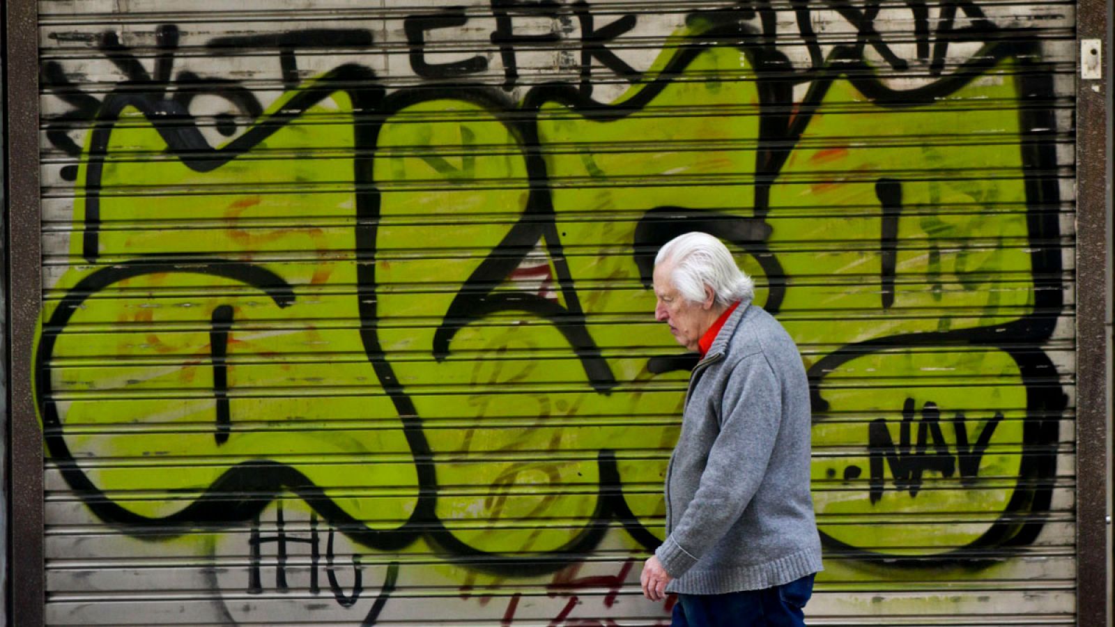 Un hombre pasa por delante de un negocio cerrado