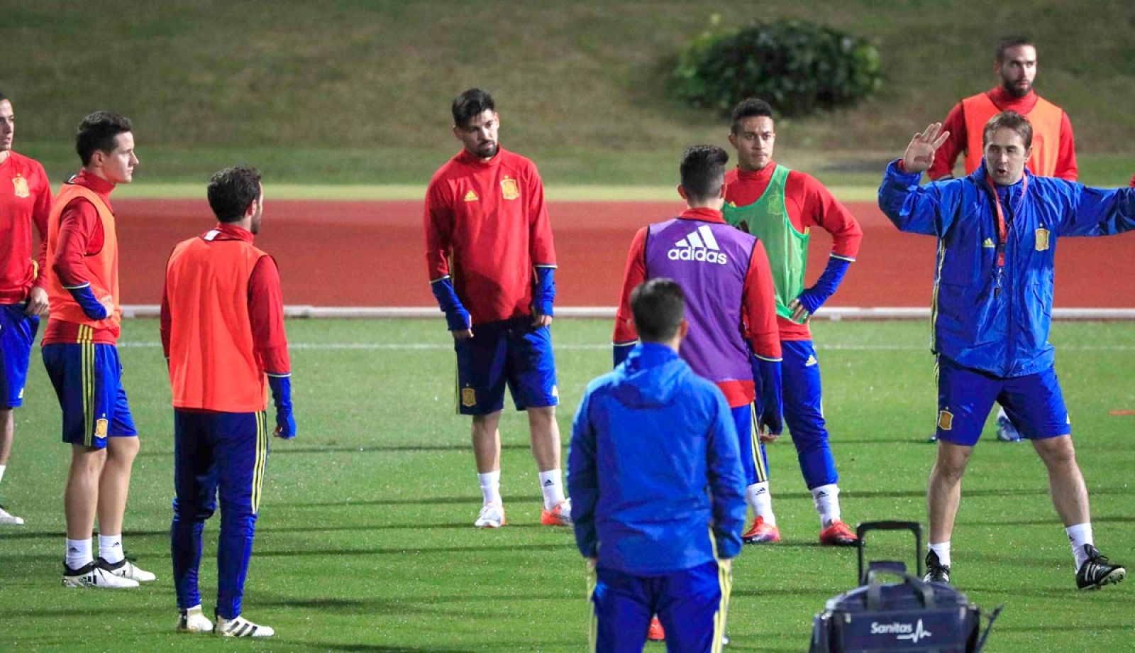Lopetegui dirige el entrenamiento de la selacción.