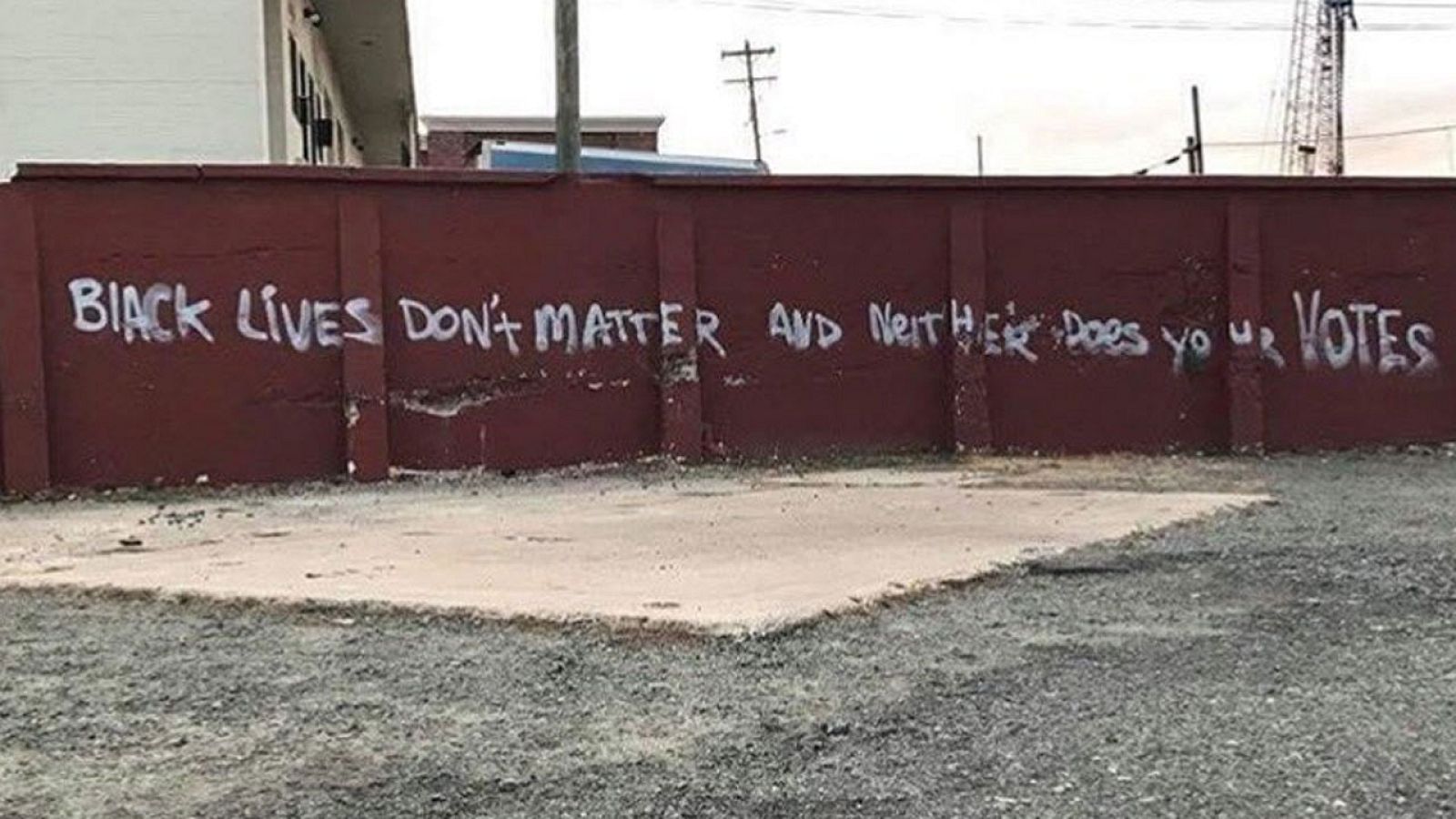 Un grafiti que reza "Las vidas negras no importan ni tampoco vuestros votos" en una calle de Durham, Carolina del Norte.