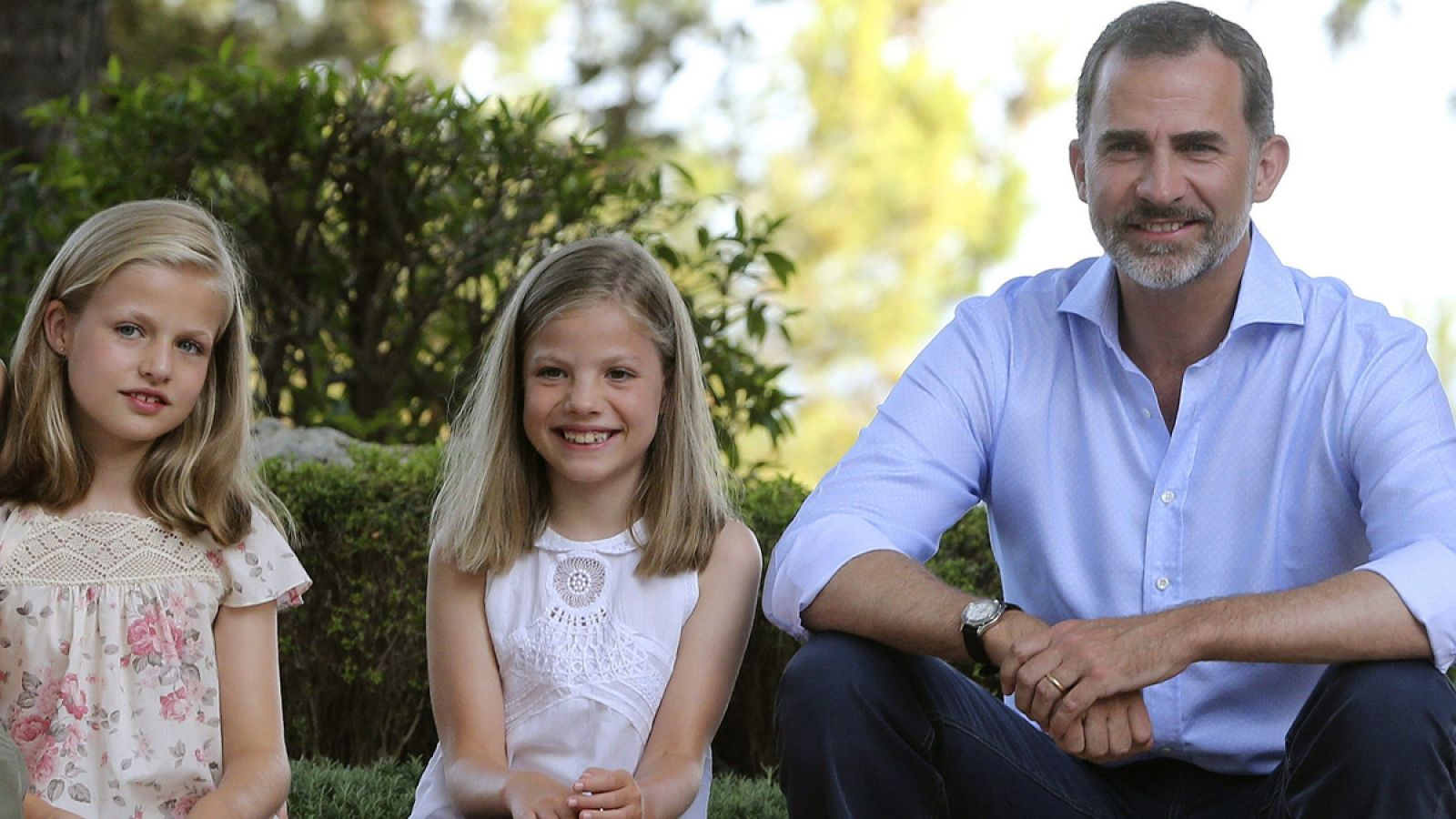Imagen de archivo del rey Felip VI y sus dos hijas, la princesa Leonor y la infanta Sofía.