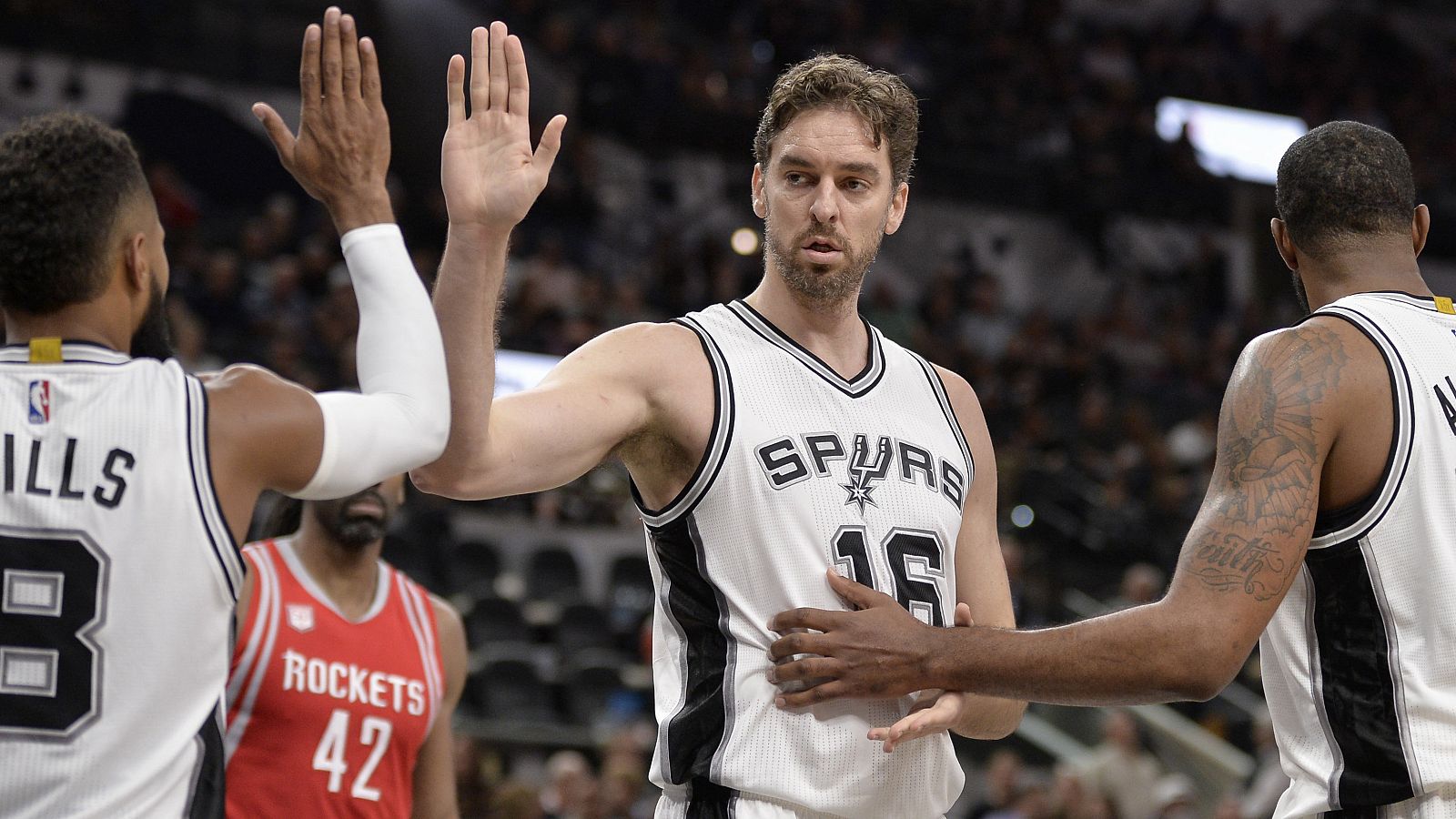 Pau Gasol lidera a los Spurs en una nueva victoria