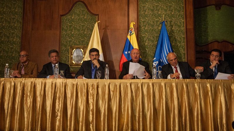 El gobierno y la oposición venezolanos acuerdan "convivir en paz" e impulsar medidas contra el desabastecimiento