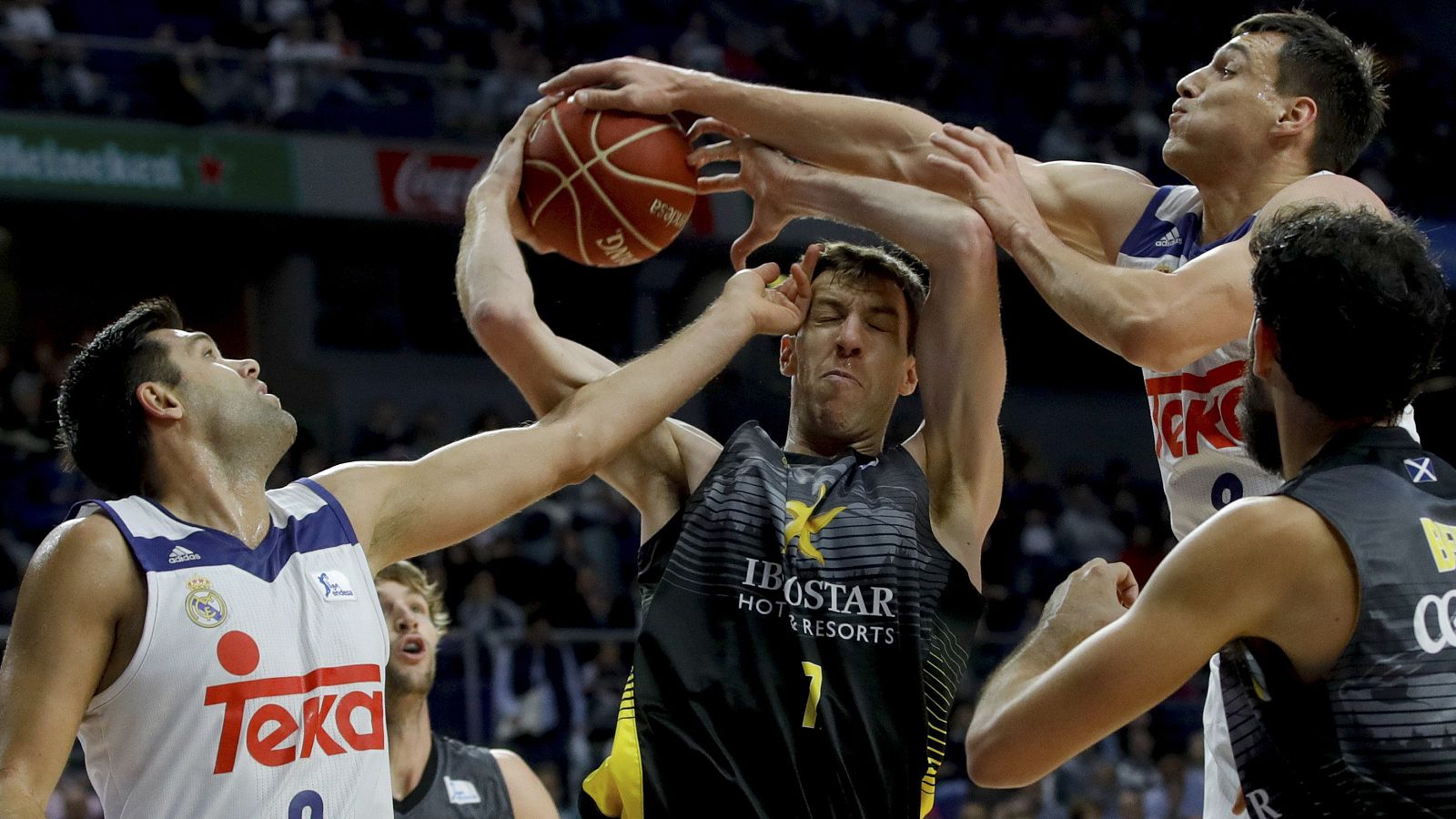 El Real Madrid gana al Iberostar y se coloca líder