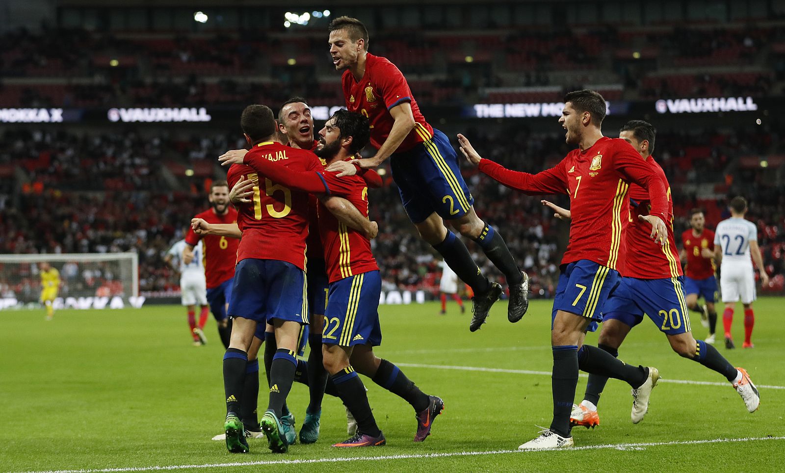 Isco celebra el empate ante Inglaterra.