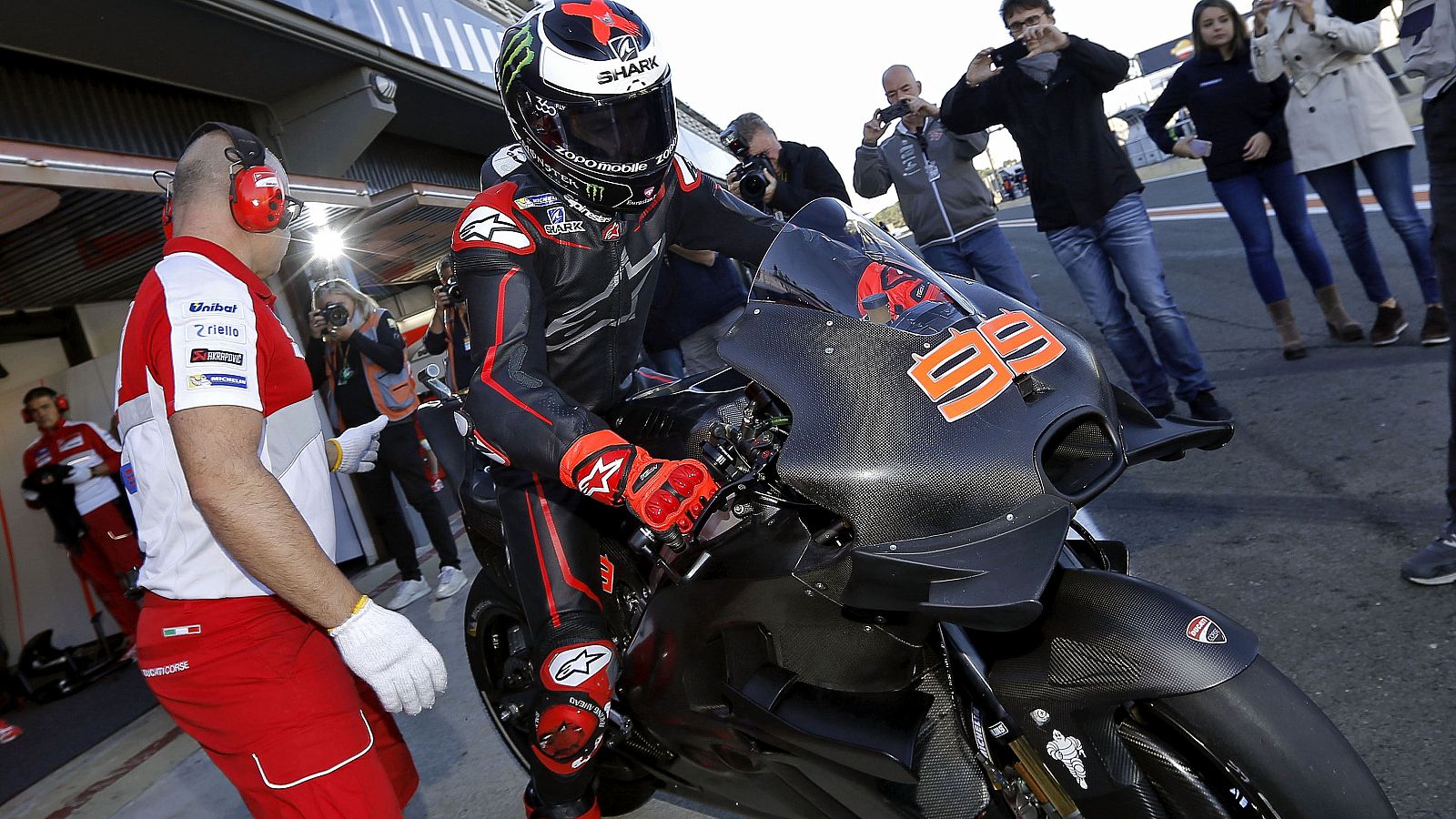 JORGE LORENZO SE SUBE POR PRIMERA VEZ A LA DUCATI
