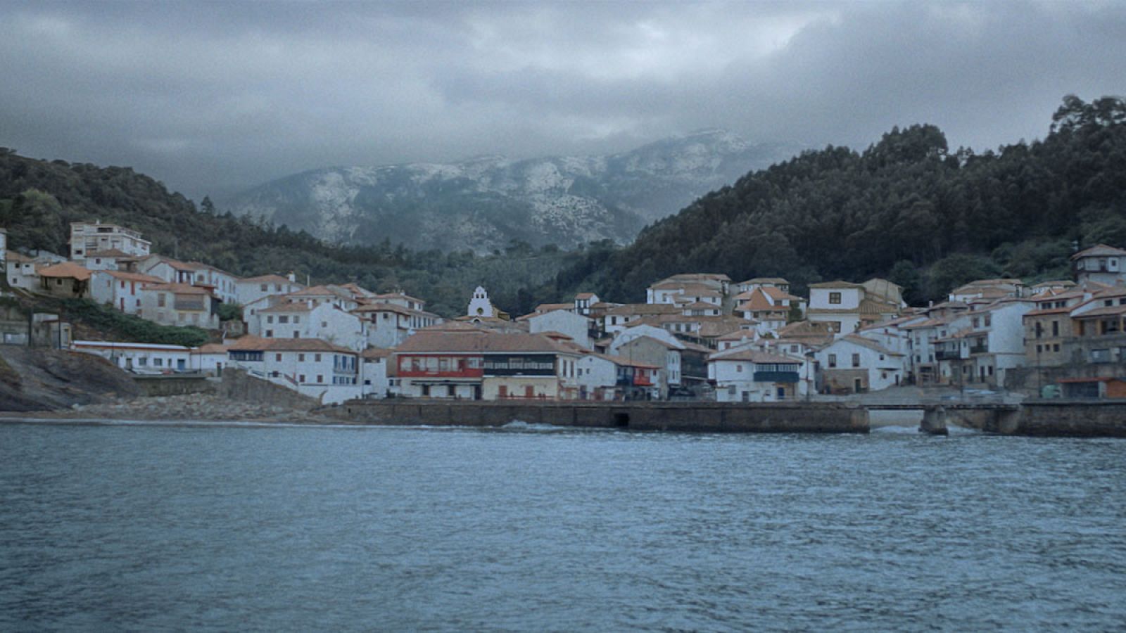Fotograma del anuncio de la Lotería de Navidad 2016 en el que se ve el pueblo de Tazones
