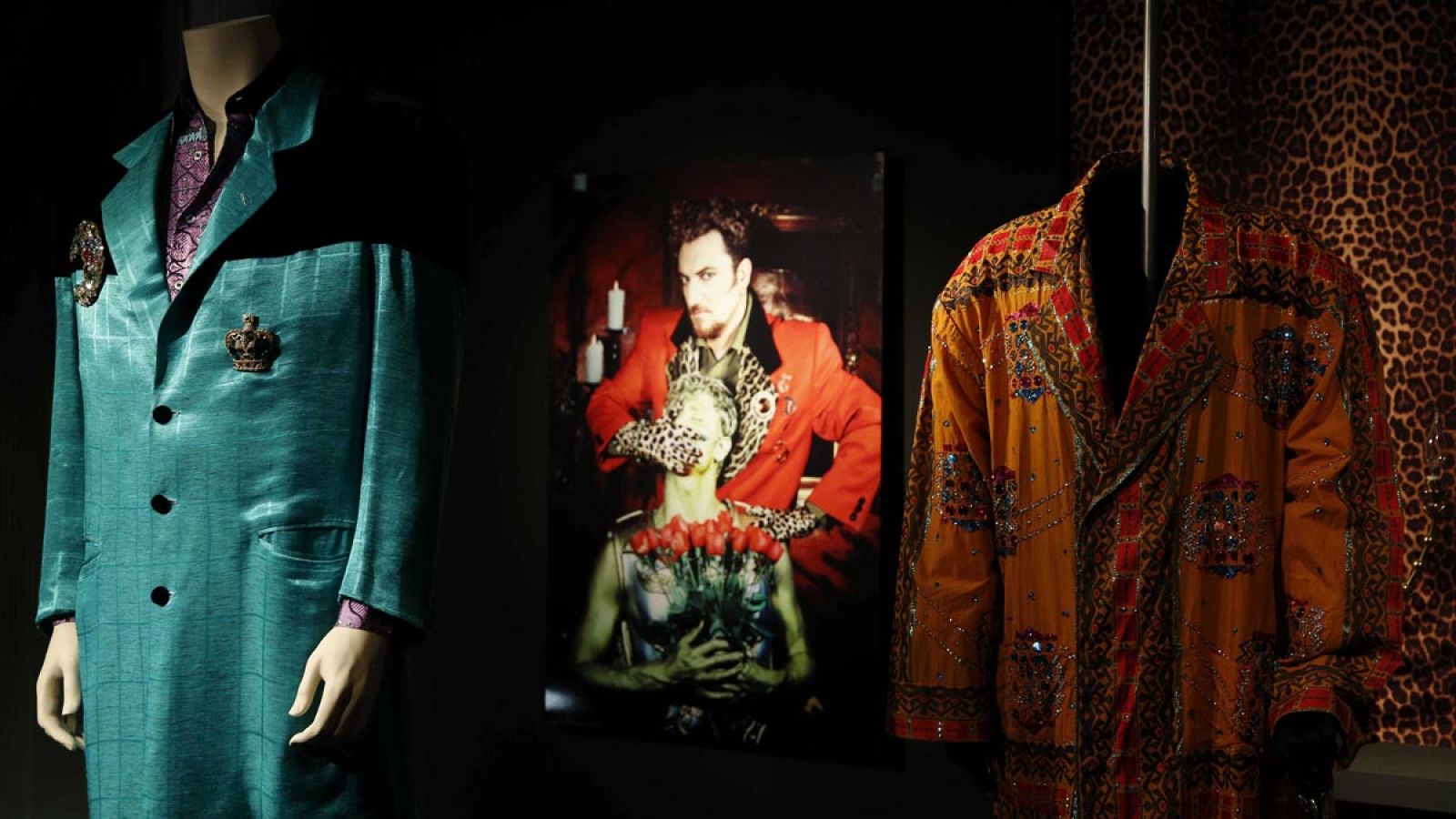 "TINO CASAL, EL ARTE POR EL EXCESO"