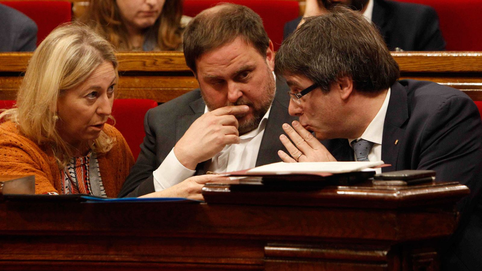 La portavoz del Govern, Neus Munté, junto al presidente de la Generalitat, Carles Puigdemont (d) y el vicepresidente, Oriol Junqueras.