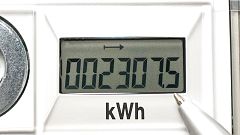 La CNMC concluye que es más barato acogerse a la tarifa eléctrica que regula el Gobierno que ir al mercado libre