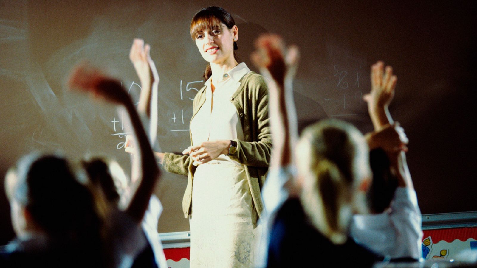 Una profesora dando clase en un aula