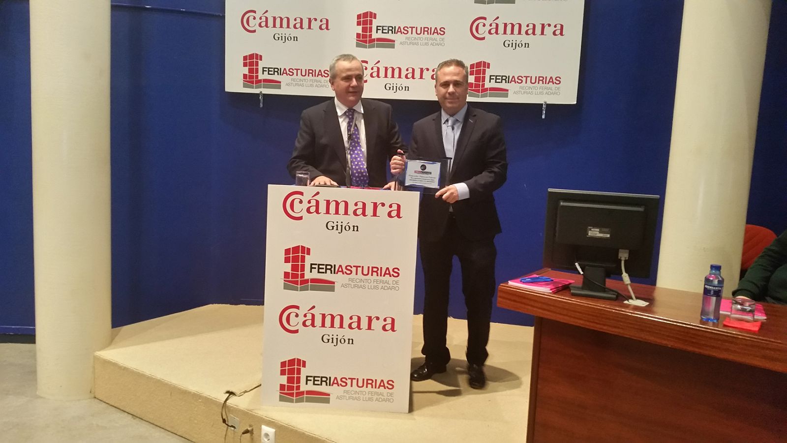 Juanma Romero y Luis Oliván con el premio recibido