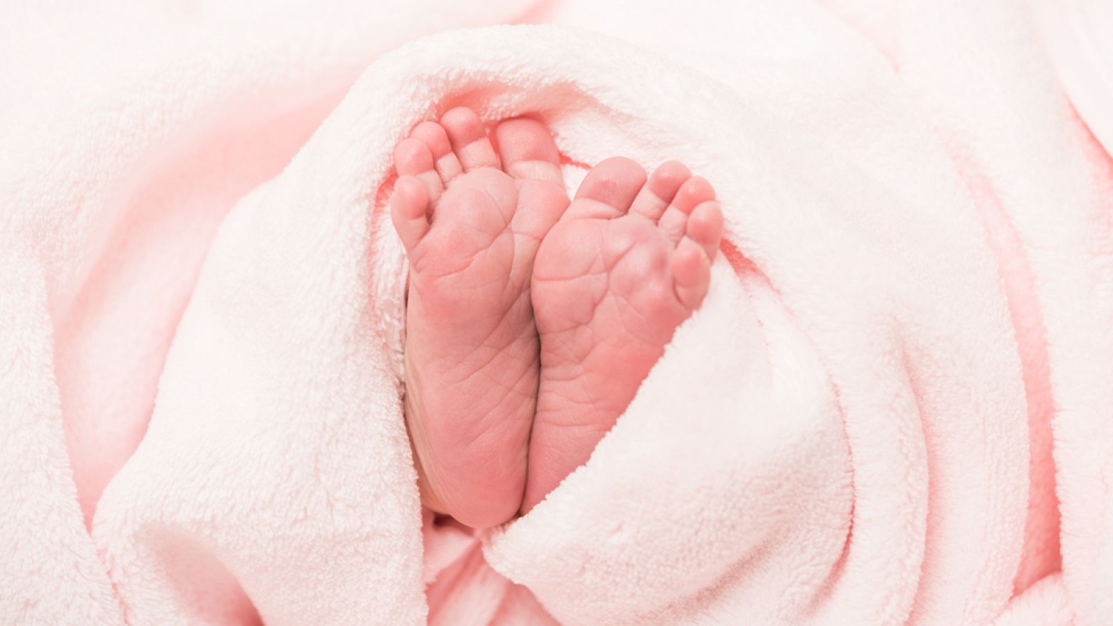 Imagen recurso de los pies de un bebé.