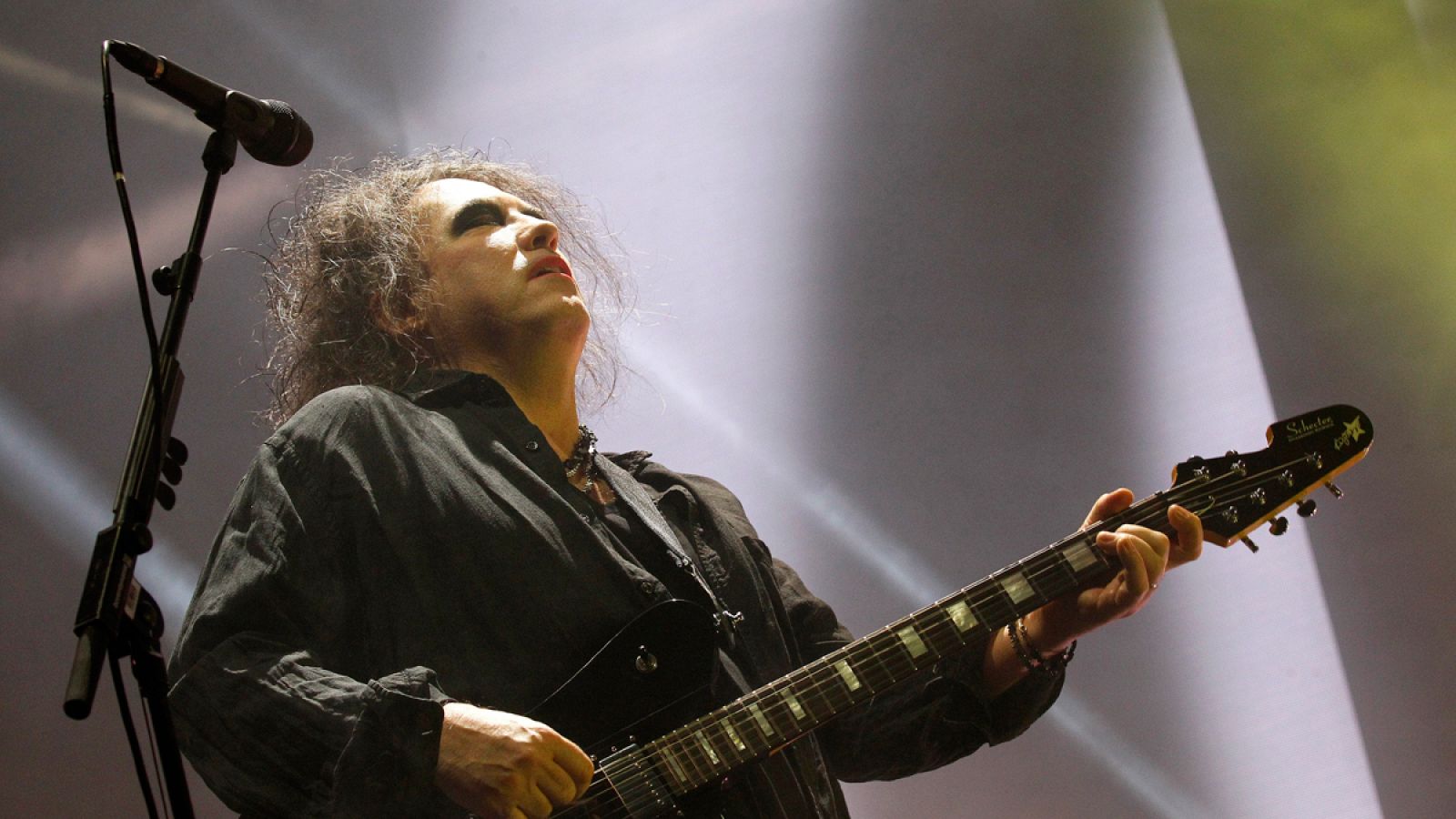 El cantante de The Cure, Robert Smith, durante el concierto del grupo en el Palacio de los Deportes de Madrid.