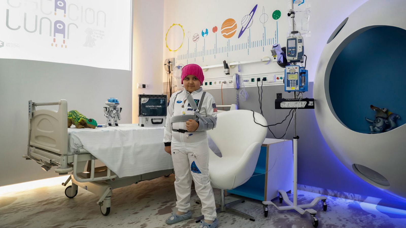 Una de las habitaciones de aislamiento del Hospital Materno Infantil del Gregorio Marañón que recrean una estación lunar